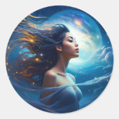 Mooie vrouw met een hemelse achtergrond ronde sticker (Voorkant)