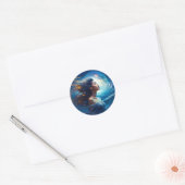Mooie vrouw met een hemelse achtergrond ronde sticker (Envelop)