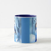 Mooie vrouw met een raaf, in een besneeuwd bos mok (Midden)