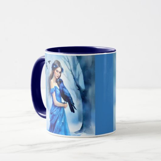 Mooie vrouw met een raaf, in een besneeuwd bos mok (Voorkant links)