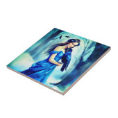 Mooie vrouw met een raaf, in een besneeuwd bos tegeltje (Zijkant)