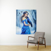 Mooie vrouw met een raaf, in een besneeuwd bos wandkleed (In situ)