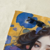 Mooie vrouw met ochtendglorie strandlaken (In situ)