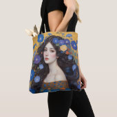 Mooie vrouw met ochtendglorie tote bag (Dichtbij)
