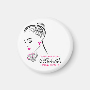 Mooie vrouw met roze oorbellen die brandmerken magneet