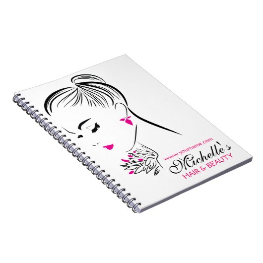 Mooie vrouw met roze oorbellen die brandmerken notitieboek (Rechterzijde)