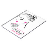 Mooie vrouw met roze oorbellen die brandmerken notitieboek (Linkerzijde)