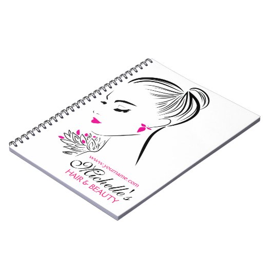 Mooie vrouw met roze oorbellen die brandmerken notitieboek (Linkerzijde)