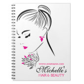 Mooie vrouw met roze oorbellen die brandmerken notitieboek (Voorkant)