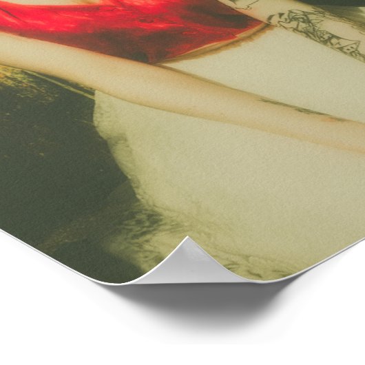 Mooie vrouw met Tattoos en een appel Poster (Hoek)