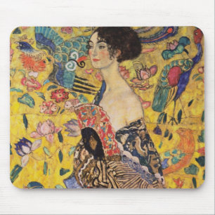 Mooie vrouw met ventilator van Klimt Muismat