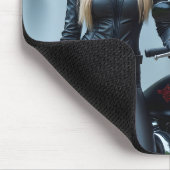 Mooie vrouw naast de motorfiets waterval muismat (Hoek)