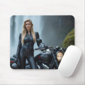 Mooie vrouw naast de motorfiets waterval muismat (Met muis)