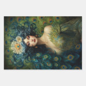 Mooie vrouw omringd door pauwenveren inpakpapier vel (Voorkant 3)