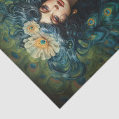 Mooie vrouw omringd door pauwenveren tissuepapier (Detail)