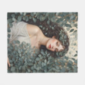 Mooie vrouw onder Eucalyptus bladeren Fleece Deken (Voorkant (Horizontaal))