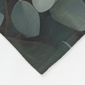 Mooie vrouw onder Eucalyptus bladeren Fleece Deken (Hoek)