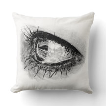 Mooie vrouw oog in volle mascara op kussen