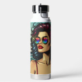 Mooie vrouw op het strand Comic Book Pop Art Waterfles (Links)