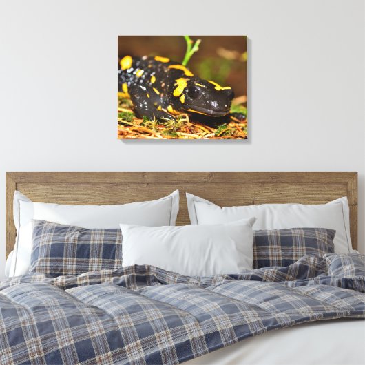 Mooie vuursalamander canvas afdruk (Insitu (Slaapkamer))