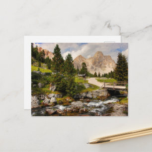 Mooie wandelvloeren, bomen en bergen briefkaart