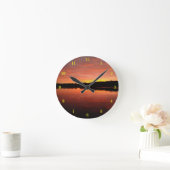 Mooie wandklok in de buitenwand (Huis)