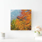 Mooie wandklok in de buitenwand (Huis)