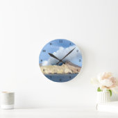 Mooie wandklok in de buitenwand (Huis)