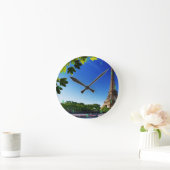 Mooie wandklok in de buitenwand (Huis)