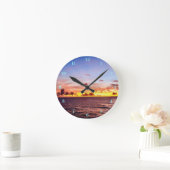 Mooie wandklok in de buitenwand (Huis)