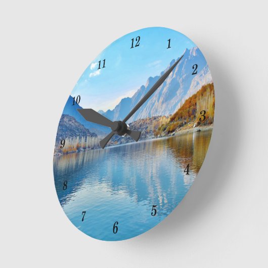 Mooie wandklok in de buitenwand (Hoek)