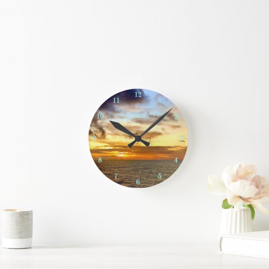 Mooie wandklok in de buitenwand (Huis)