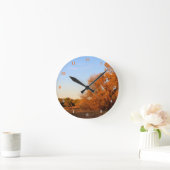 Mooie wandklok in de buitenwand (Huis)