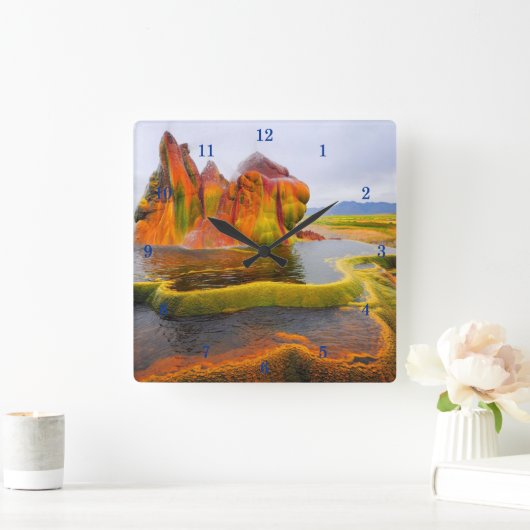 Mooie wandklok in de buitenwand (Huis)