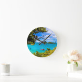 Mooie wandklok in de buitenwand (Huis)