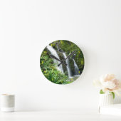 Mooie wandklok in de buitenwand (Huis)