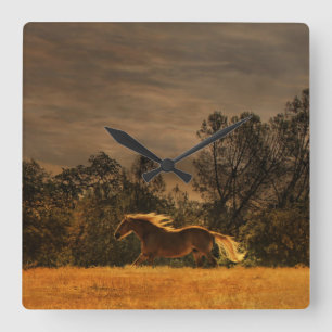 Mooie wandklok met een paardenbrein