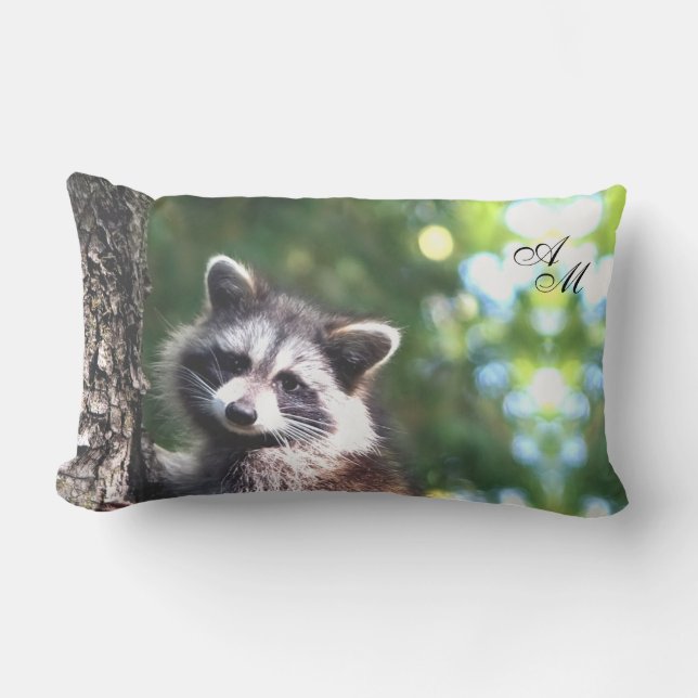 Mooie wasbeer in de jungle & monogram kussen (Voorkant)