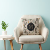 Mooie wasbeer in dennenbos patroon monogram kussen (Stoel)
