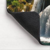 Mooie waterval en stroom in het bos muismat (Hoek)