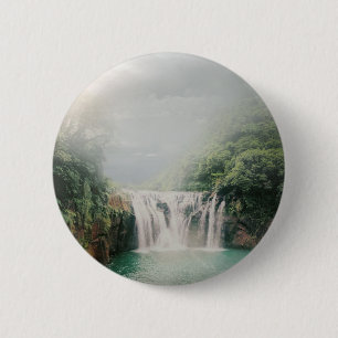 Mooie waterval in een Lush Green Forest Ronde Button 5,7 Cm