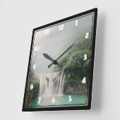 Mooie waterval in een Lush Green Forest Vierkante Klok (Hoek)