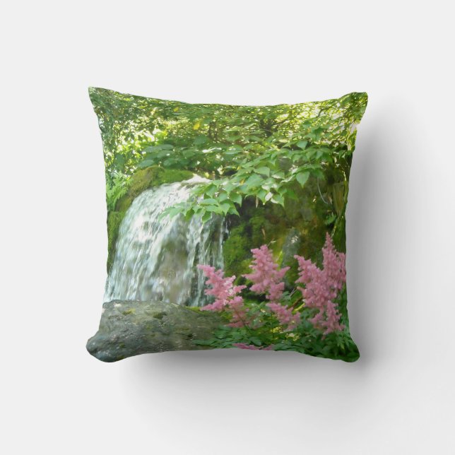 Mooie Waterval Scene met Roze Astilbe Kussen (Voorkant)