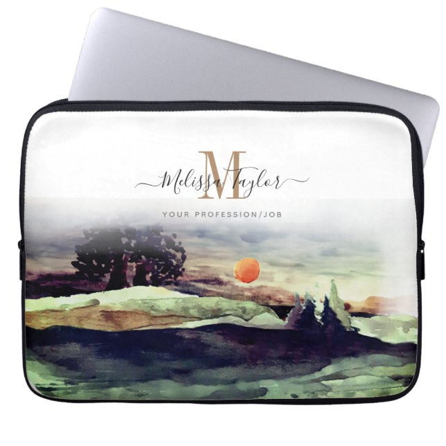 Mooie Waterverf Bergen en Bomen Monogram Laptop Sleeve (Voorkant)