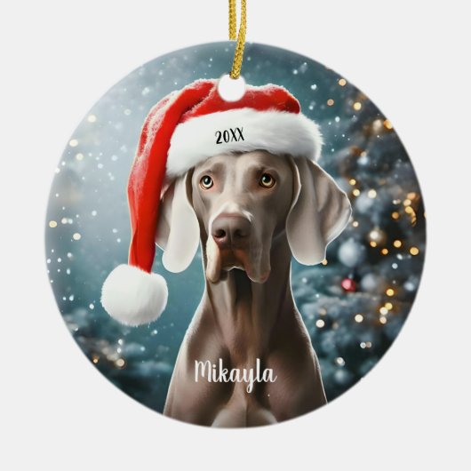 Mooie Weimaraner met Kerstmis in Santa Hat Keramisch Ornament (Voorkant)