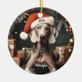 Mooie Weimaraner met Kerstmis in Santa Hat Keramisch Ornament (Voorkant)