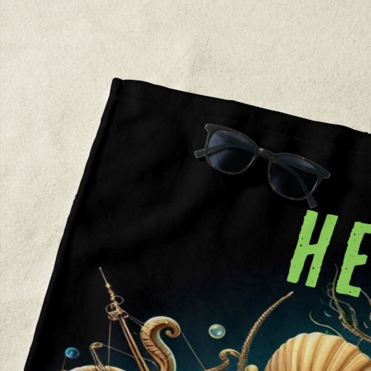 MOOIE WHIMSICAL STEAMPUNK ZEEPAARDJE OP ZWART STRANDLAKEN (In situ)