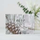 Mooie Winter Bruiloft, Sneeuwvlokken en Denneappel RSVP Kaartje (Staand voorkant)