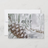 Mooie Winter Bruiloft, Sneeuwvlokken en Pinecone RSVP Kaartje (Voorkant)