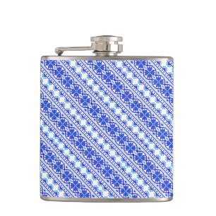 Mooie witte blauwe decoratieve Oekraïense strepen Heupfles